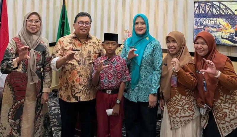 Bupati Takalar Didampingi Ketua PKK Beri Motivasi dan Uang Saku untuk Siswa Viral Penghafal UUD 1945